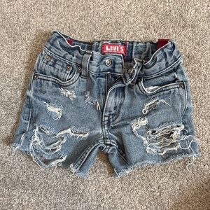 Distressed girls Levi shorts
